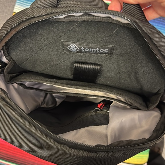 TomToc Navigator-T24 Sling Bag M EUC - Picture 4 of 4